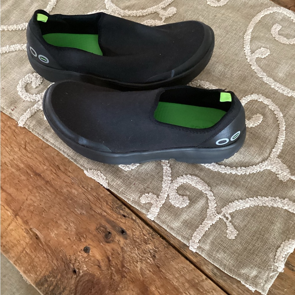 Woman’s oofos size 10